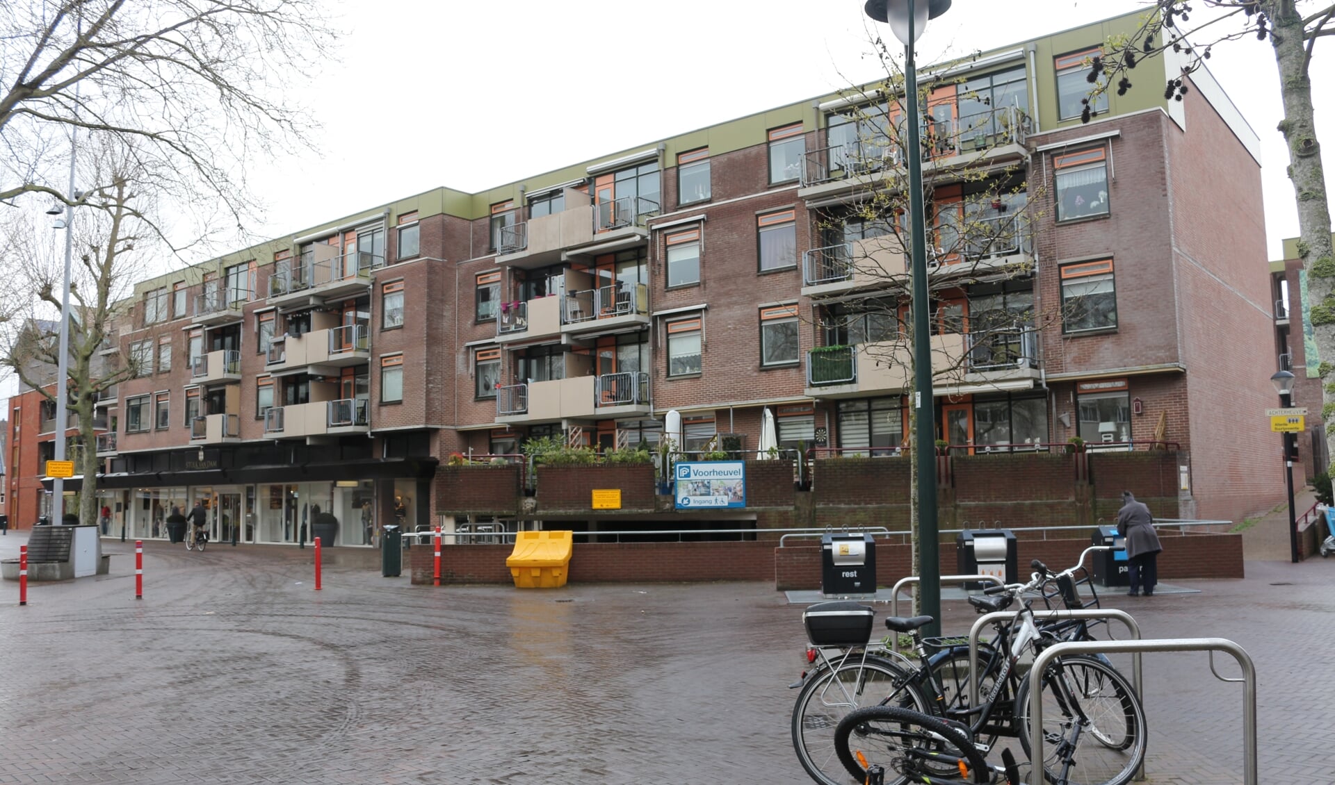 Het appartementencomplex heeft uitzicht op De Markt. Een aantal bewoners noemt het 'de duiventil.'