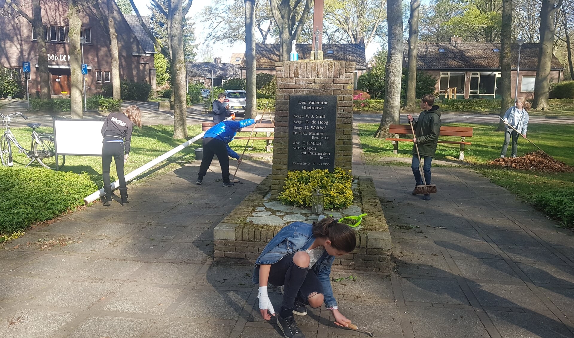 Schoonmaken monument Doorwerth