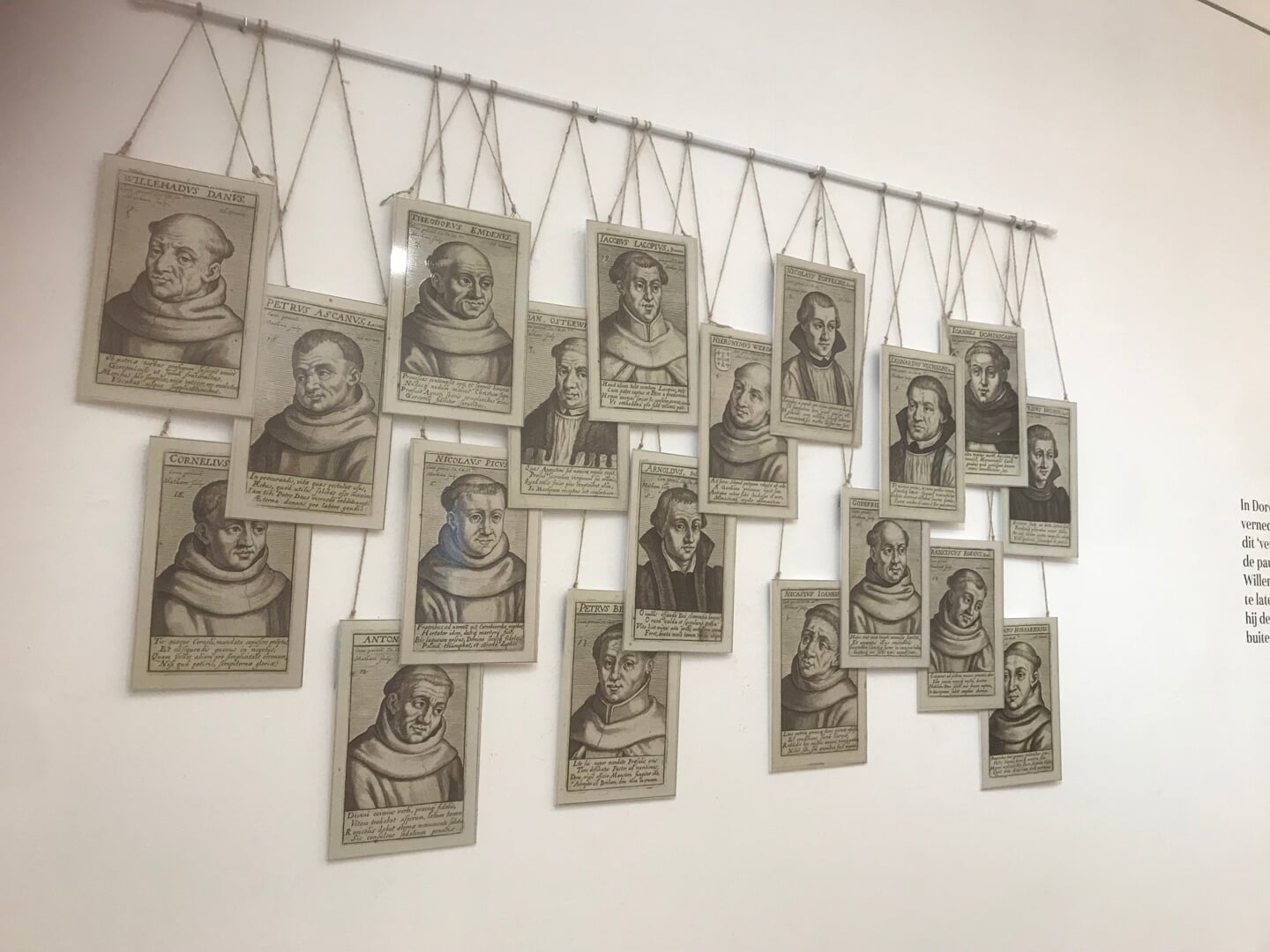 Portretten aan de wand van de negentien vermoordde 'Martelaren van Gorcum'