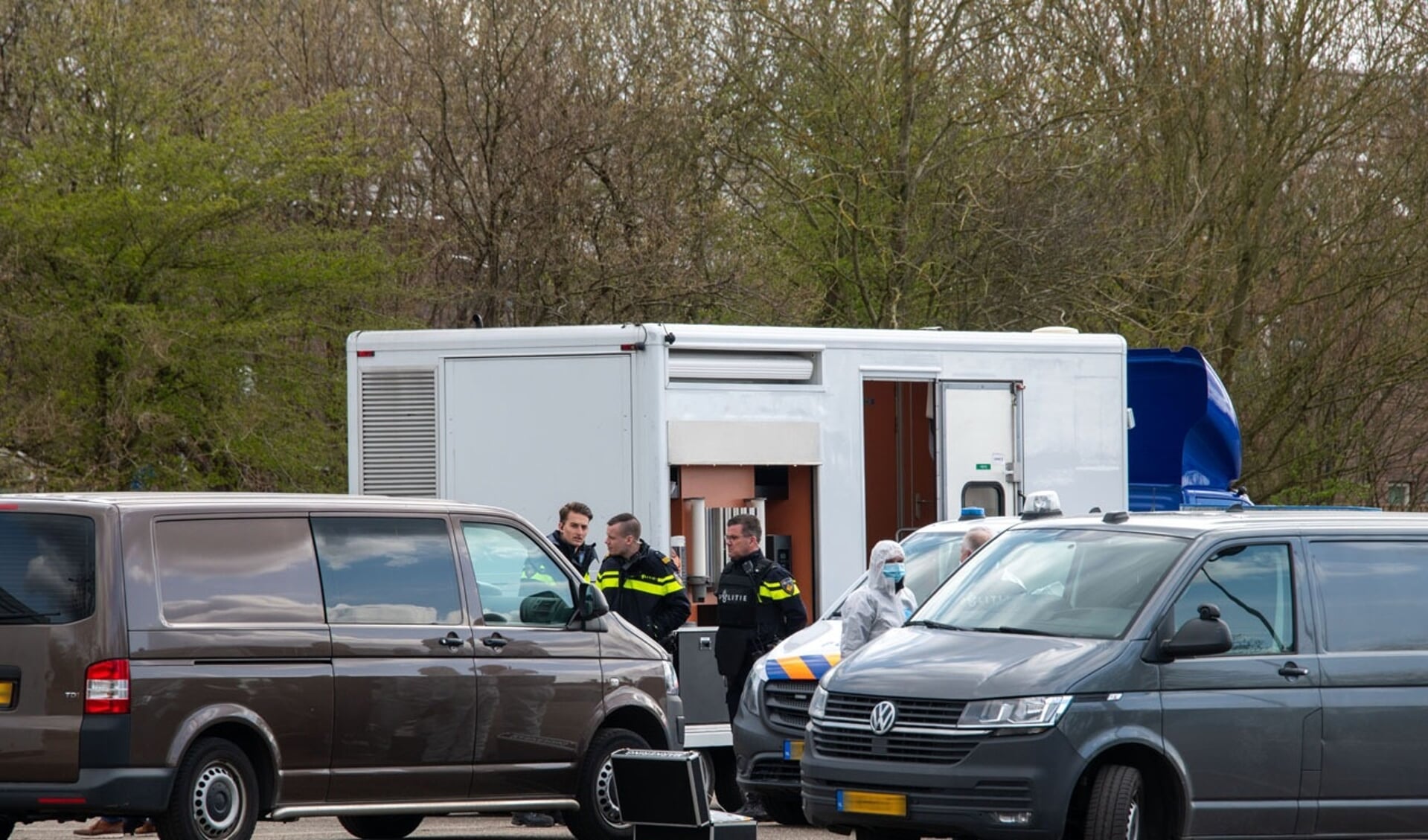  De moord op 1 april op de parkeerplaats van voetbalvereniging Overbos, is een dieptepunt in een langdurige periode van overlast op die plek. 