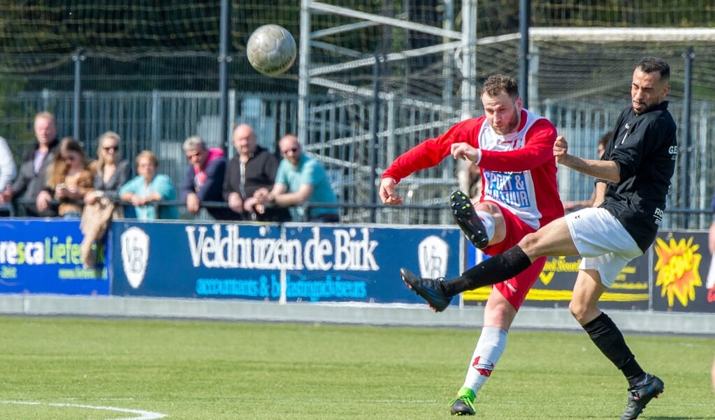 Routinier en DEV middenvelder Paul Okkersen werkte hard maar kon de nederlaag van zijn team ook niet voorkomen