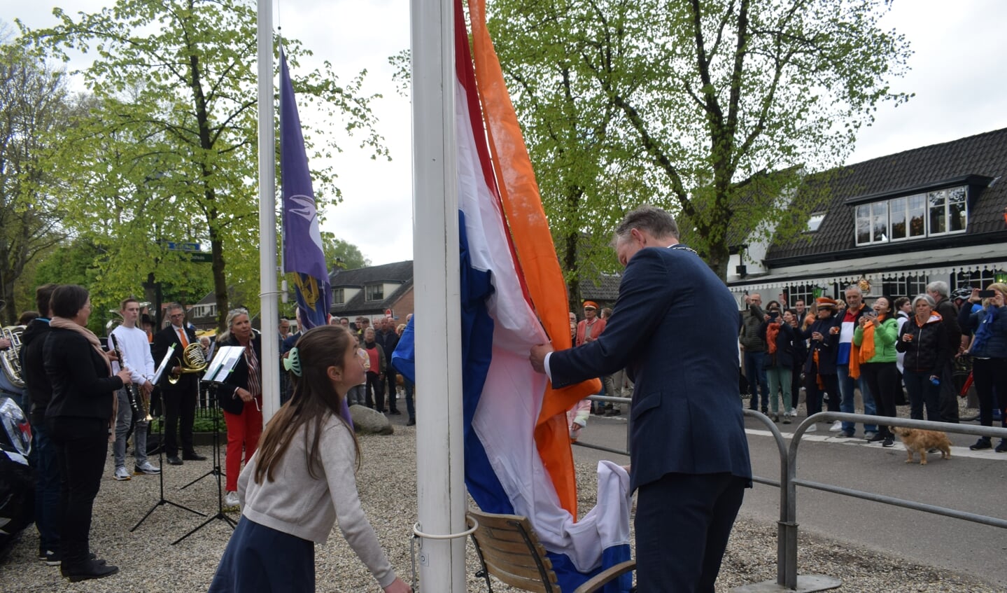 Burgemeesters Feline van der Velden en Mark Röell hijsen de Nederlandse vlag.