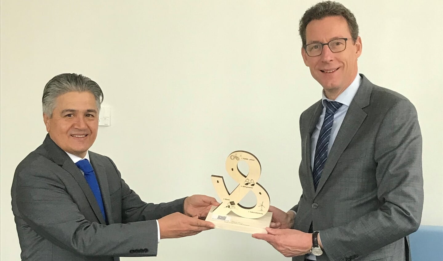 Rabobank-directeur Ugur Pekdemir en burgemeester Tjapko Poppens.