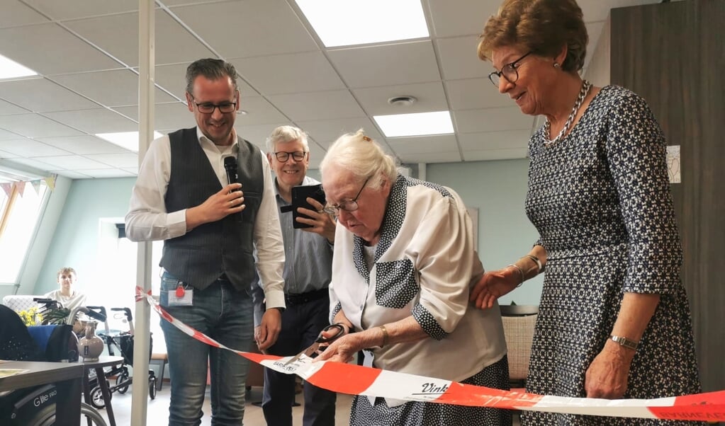 Mevrouw de Rooij (102 jaar) knipte het lintje door en opende daarmee officieel ‘het praathuis’ in zorgcentrum Pedaja.