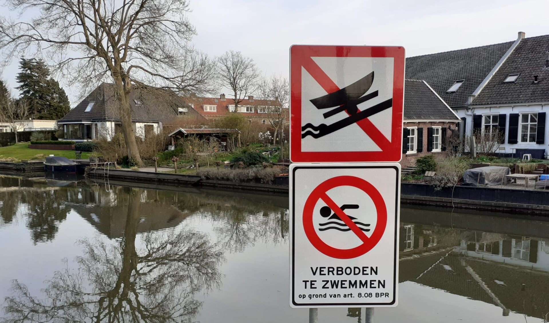 Dit bord werd twee maand geleden geplaatst. 