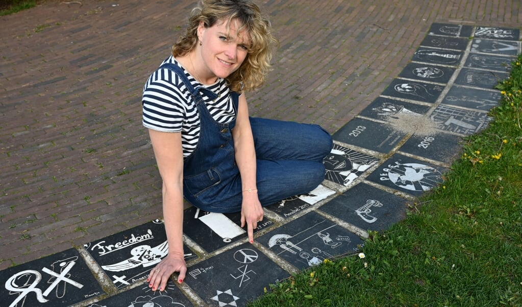 Margje Wittermans op de vredestegels van scholieren bij het bevrijdingsmonument op het Stationsplein in Baarn.