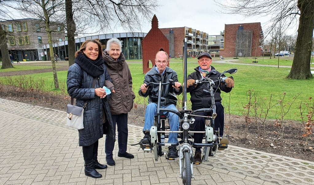 Bernadette Freriksz (links) en Frans van Wijk (rechs) zijn wandel- en fietsmaatje bij Opella, Locatie Walraven.