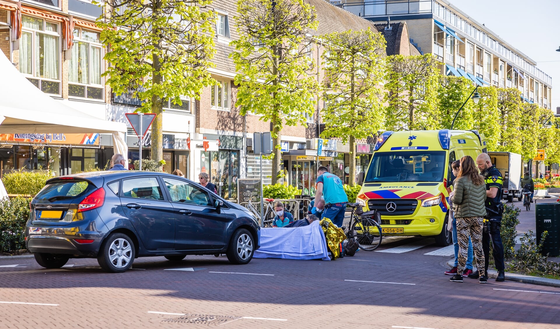 Aanrijding op de Slotlaan. De fietser moest met de ambulance naar het ziekenhuis.