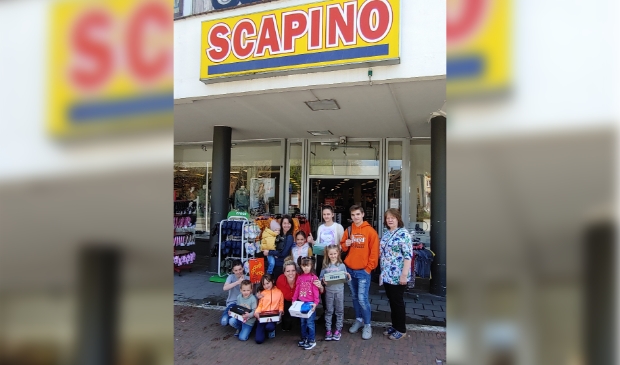veel blije gezichten na het 'gratis' winkelen voor zomerschoenen bij Scapino