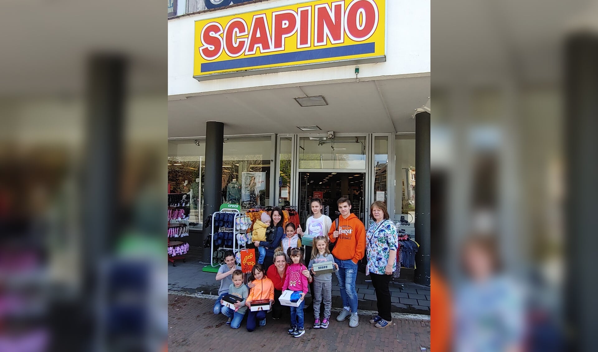 veel blije gezichten na het 'gratis' winkelen voor zomerschoenen bij Scapino