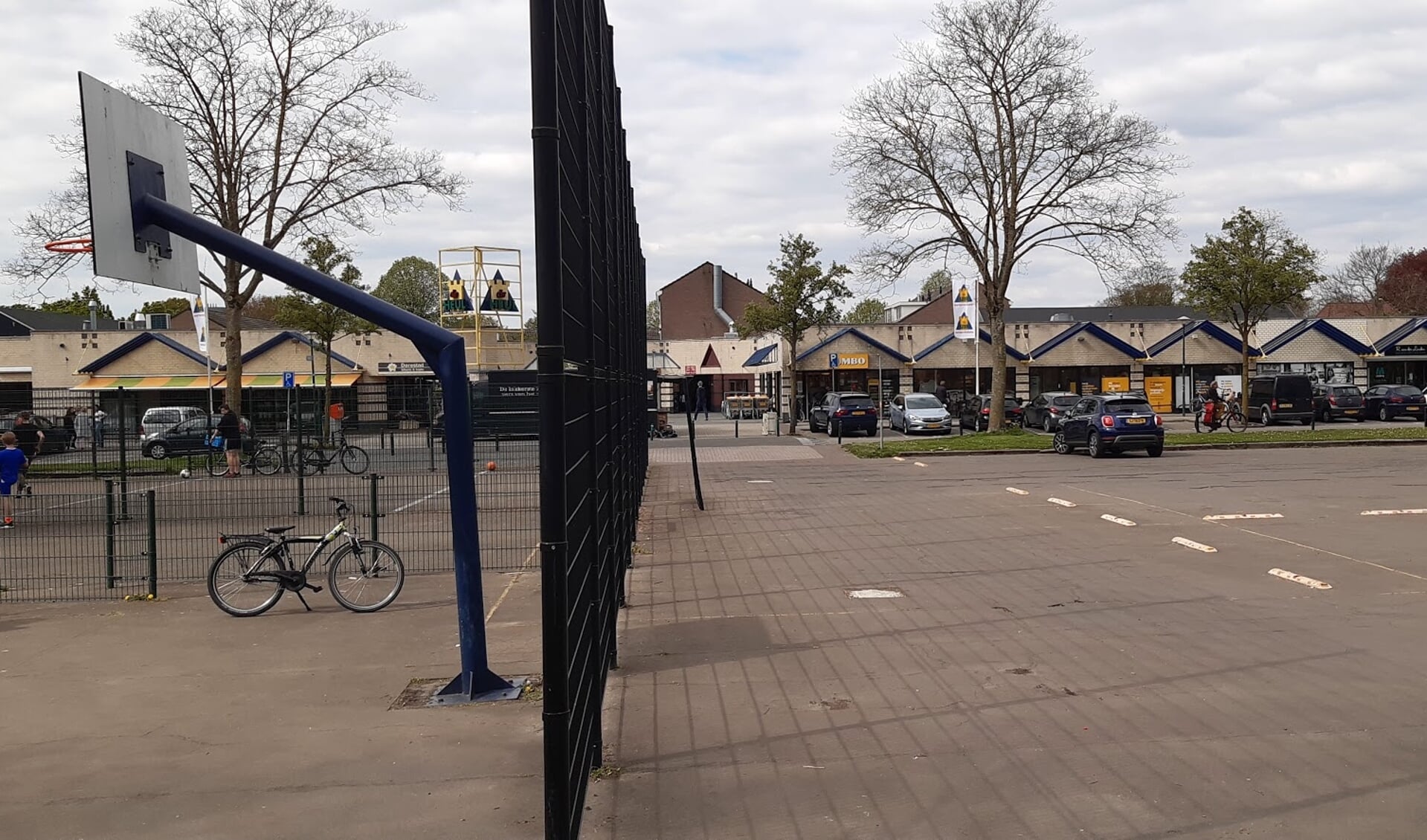 De voetbalkooi en het parkeerplein bij het huidige winkelcentrum De Heul