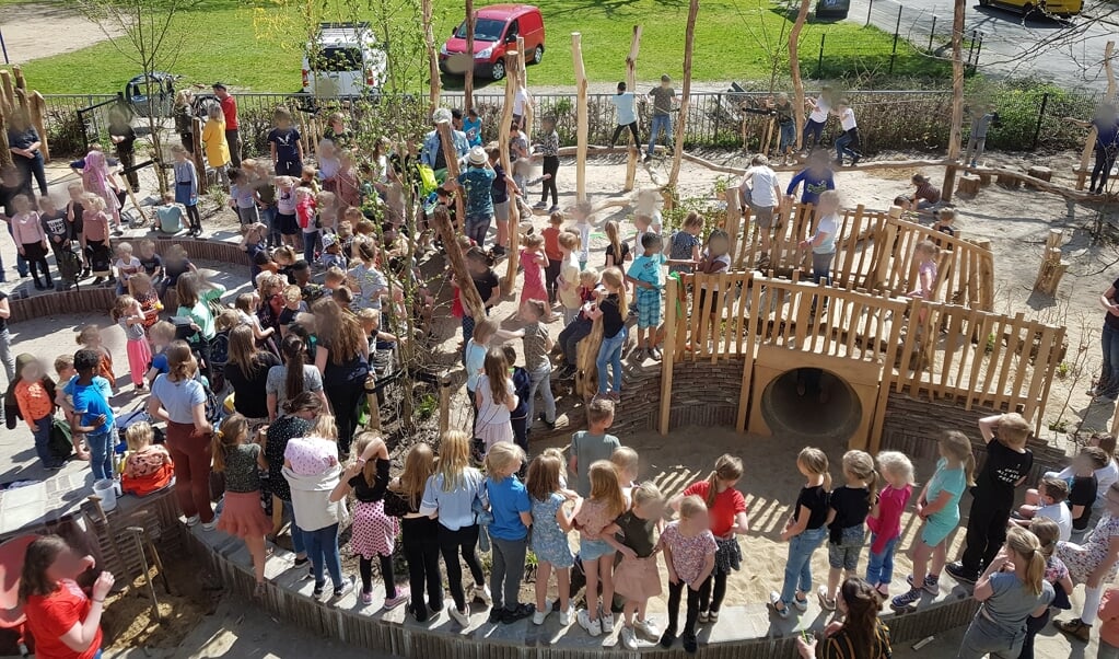 feestelijke opening vernieuwd schoolplein