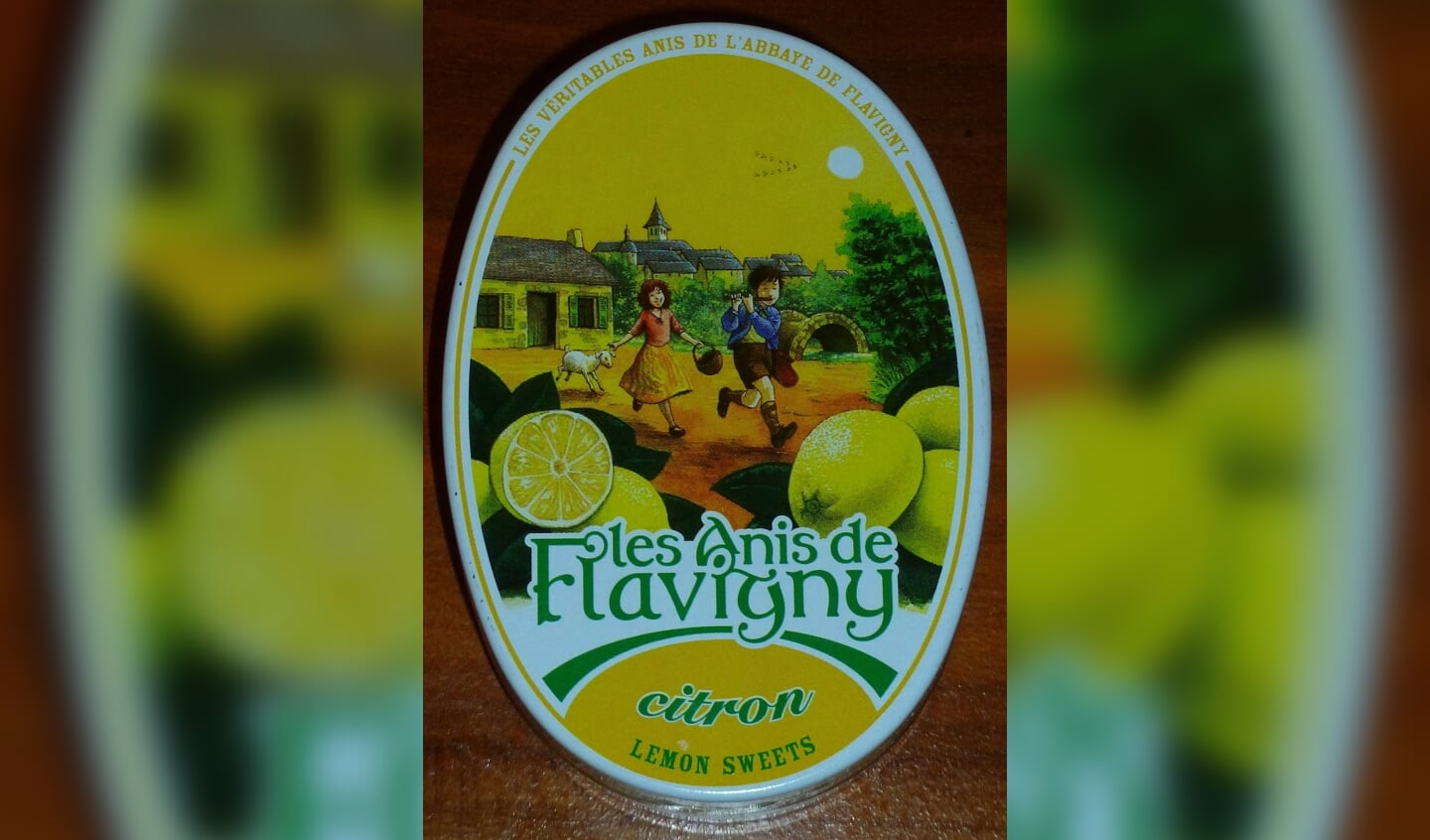 Eén van de wereldberoemde verpakkingen van de anijssnoepjes Anis de Flavigny, verkrijgbaar in vele smaken. In dit geval met een citroensmaak. 