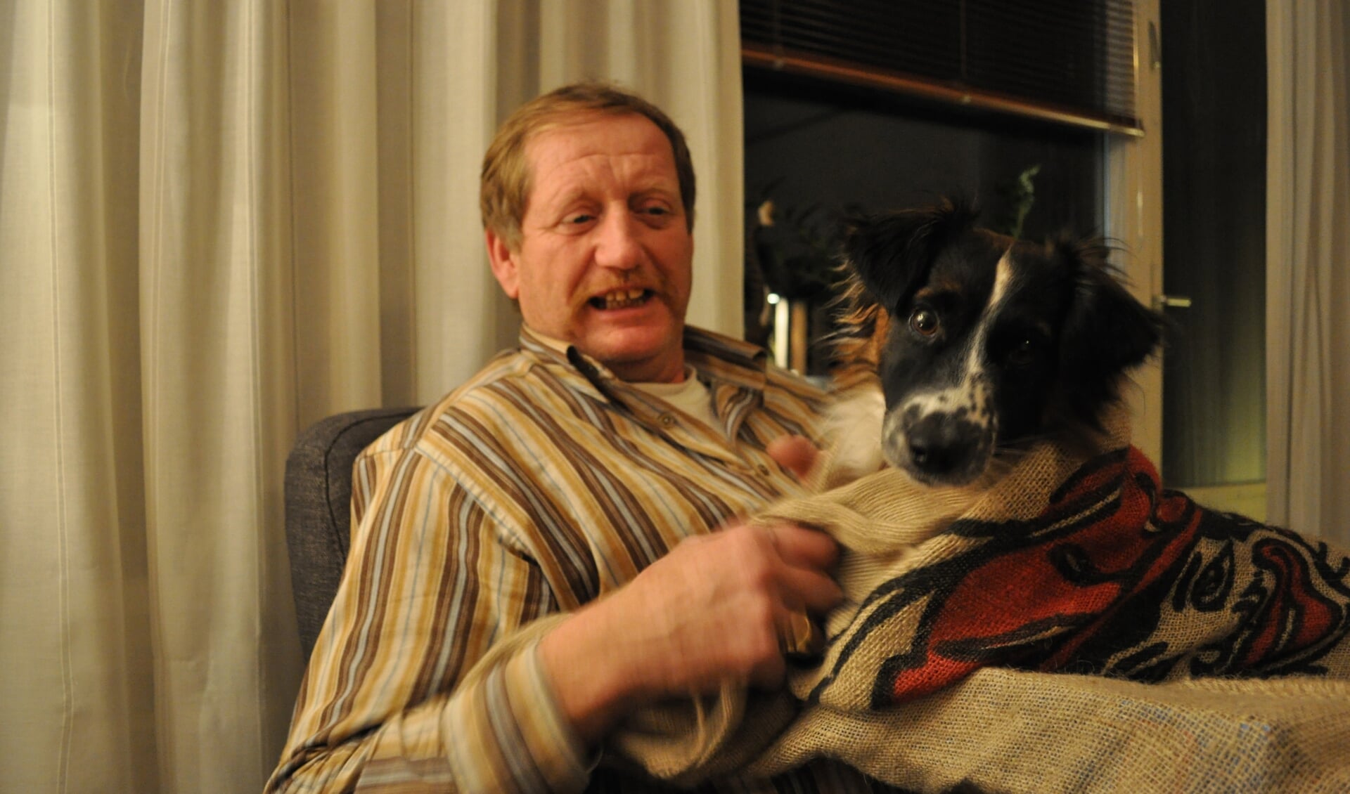 Johan de Waal met zijn geliefde hondje Bobby.