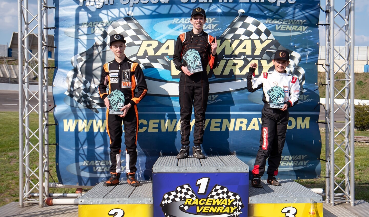 Een trotse Lukas op het hoogste podium.