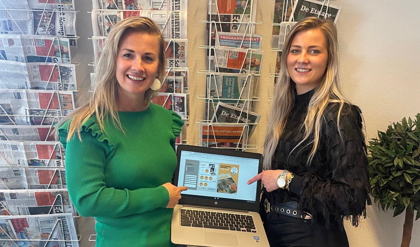 Media-adviseurs Mieke Westerink en Carina Oosse van de Scherpenzeelse Krant verheugen zich op de uitgave van het magazine van Heerlijk Scherpenzeel.