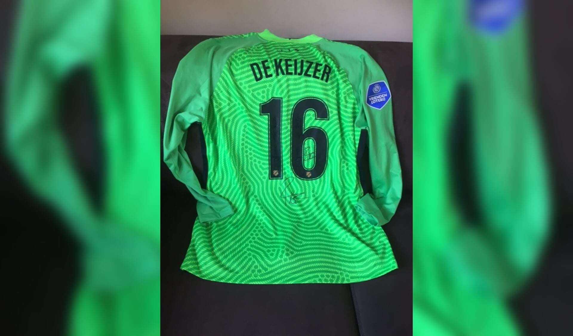 Het mintgroene shirt van Fabian de Keijzer, getekend en wel, hangt nu pontificaal in de kamer en wordt binnenkort ingelijst.