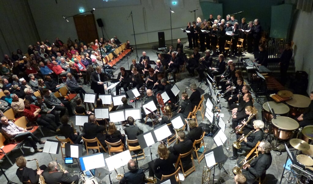 Het KHO Symfonisch Blaasorkest in de Vredebergkerk te Oosterbeek