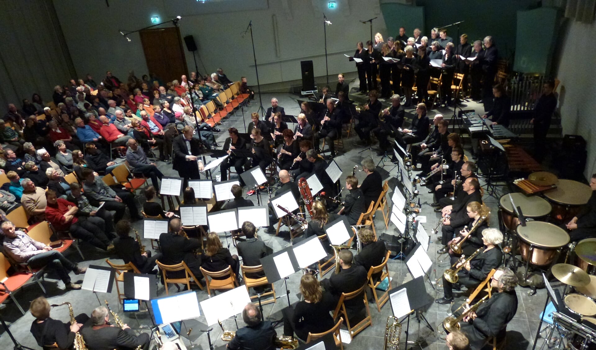 Het KHO Symfonisch Blaasorkest in de Vredebergkerk te Oosterbeek