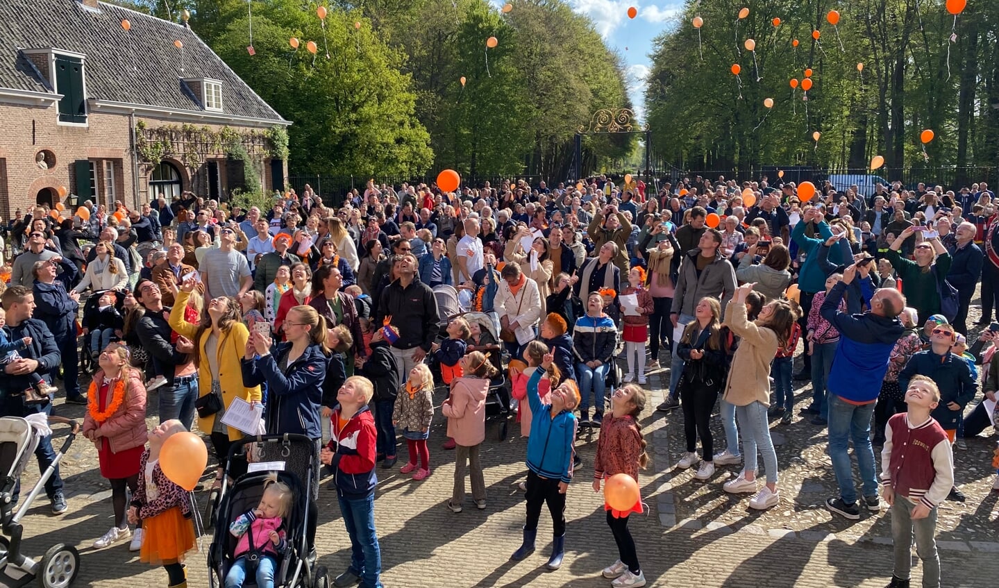 De ballonnen gaan de lucht in, kijken wie het verst komt.