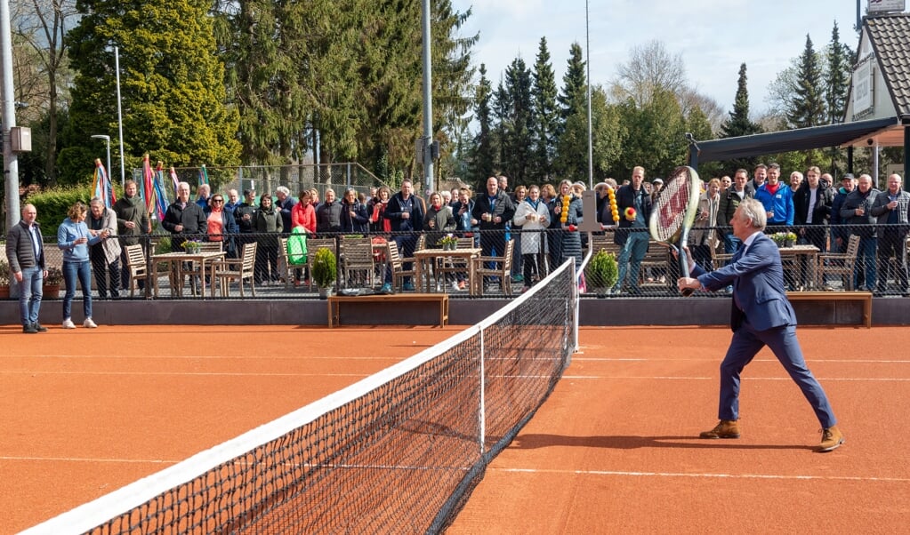 Burgemeester Rob Metz kreeg wat materiële hulp bij de rally op de nieuwe tennisbaan.
