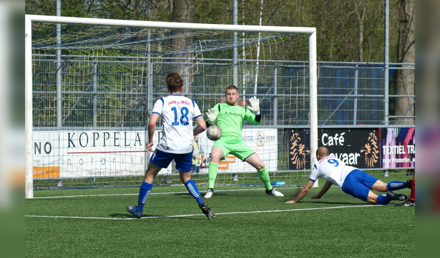 Dennis Verhoef nr. 9 scoort met een zweefduik het vierde doelpunt voor Sliedrecht.