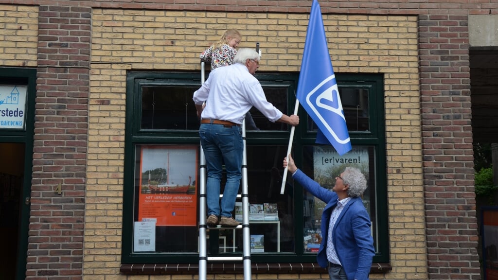 De vlag wordt gehesen op 16 april 2022 bij het tijdelijk pand aan de Achterstraat