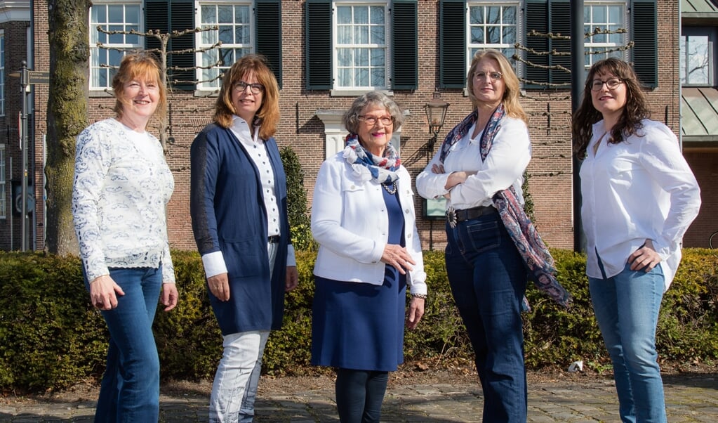 Nel Schoon, Saskia van den Berg-Ebbenhorst, Bea Berends-van de Weijer, Tamar Kaijzer, Lisette Lanting.