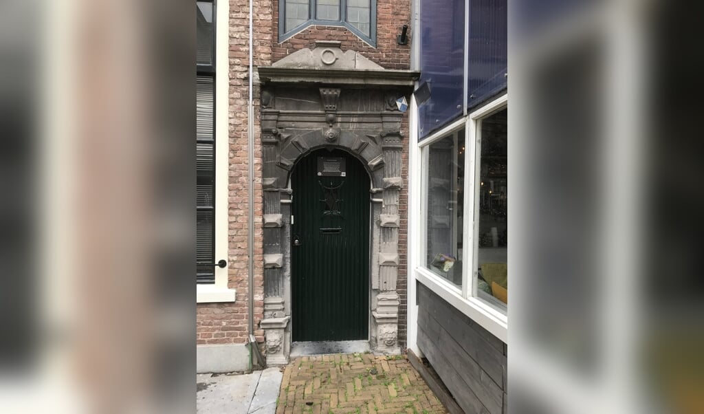 Het Hugo de Groot poortje met rechts de horeca overkapping