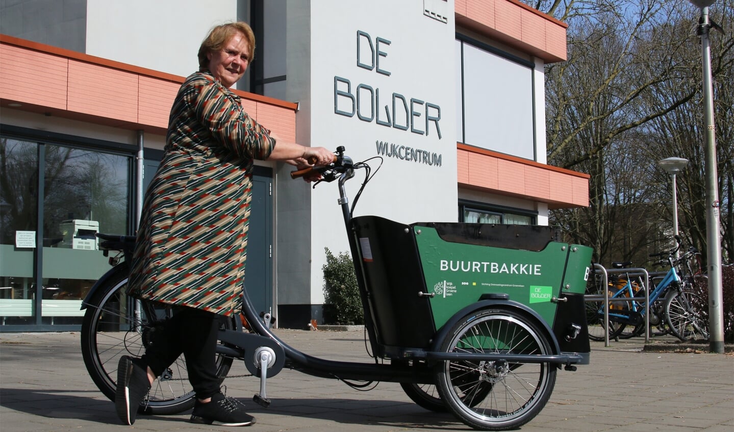 Wijkcoach Wilma Stokkel met het Buurtbakkie bij De Bolder.