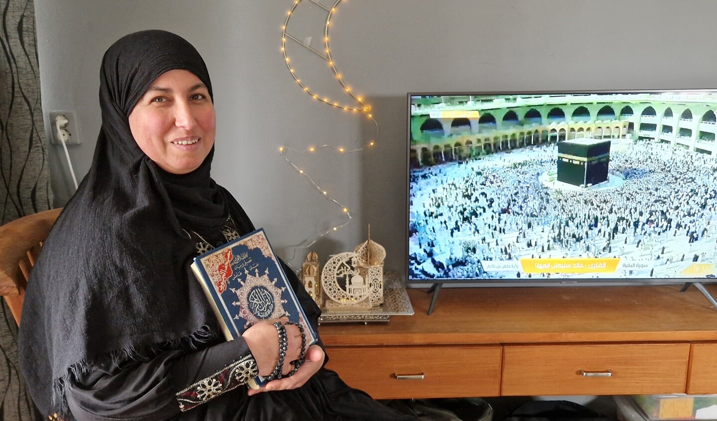 In haar handen houdt Samira de Koran vast en volgt dagelijks de beelden in Mekka
