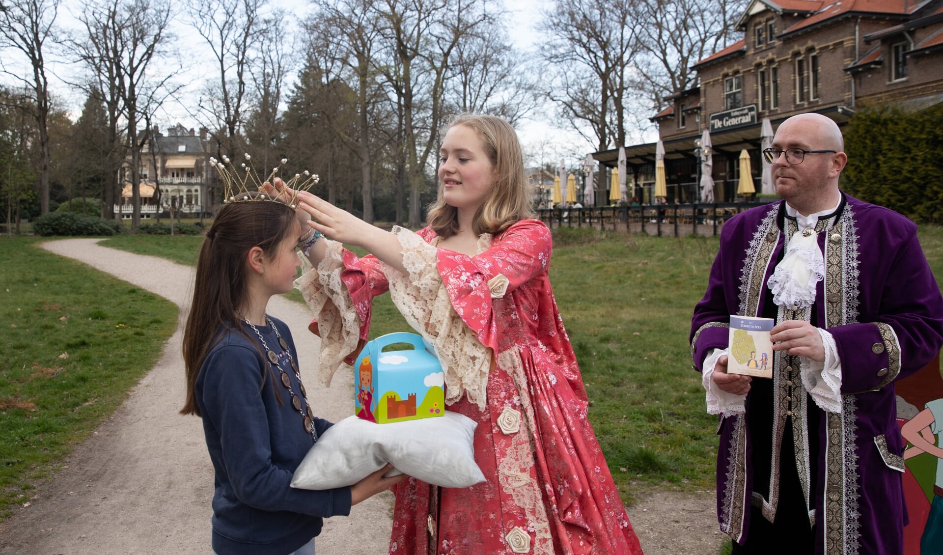 Kinderburgemeester en ook gekroond als prinses: Feline van der Velden (l) is van alle markten thuis. 