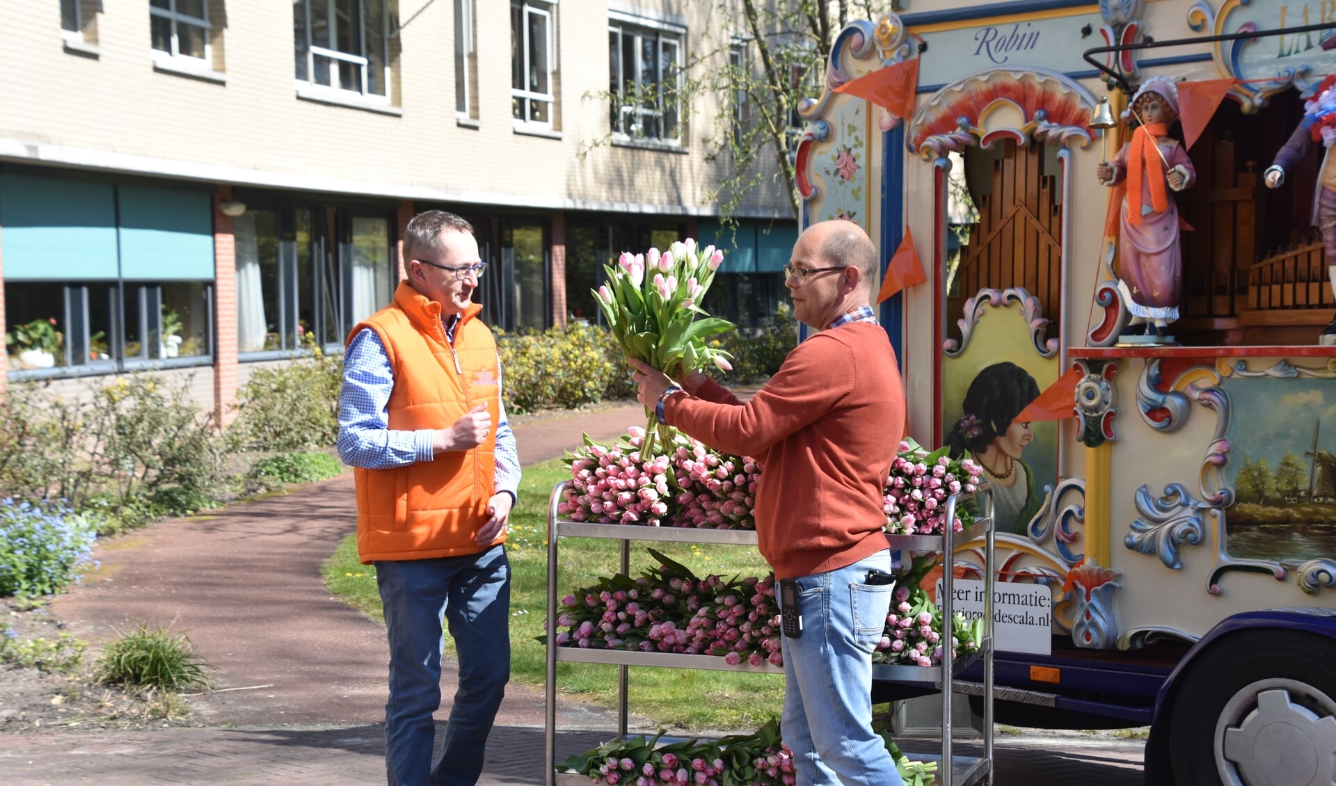 Frans van Beek op Koningsdag 2021. Vanwege corona verzorgde het Oranjecomité die dag tulpen en muziek bij verzorgingstehuizen.