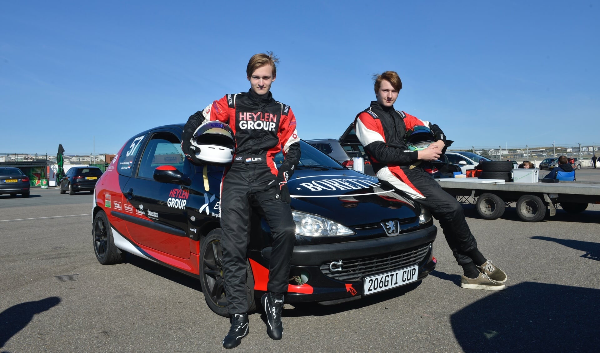 Lars van Ravenswaaij en Niek de Graaf (rechts) genieten van de (nieuwe) autosport.