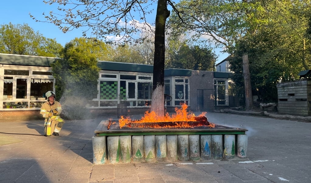 Zondagavond ging de favoriete zitplek van de kinderen van de 125-jarige Da Costaschool in vlammen op.