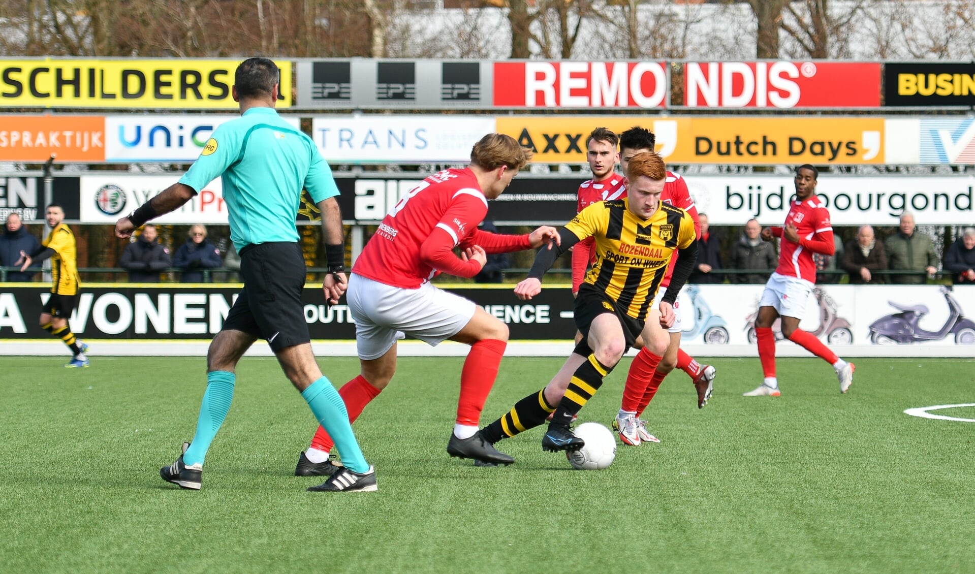 Maarten van Dijk draait weg bij een tegenstander. De middenvelder opende de score voor DVS'33 tegen DOVO. (foto: Theo Aalten)