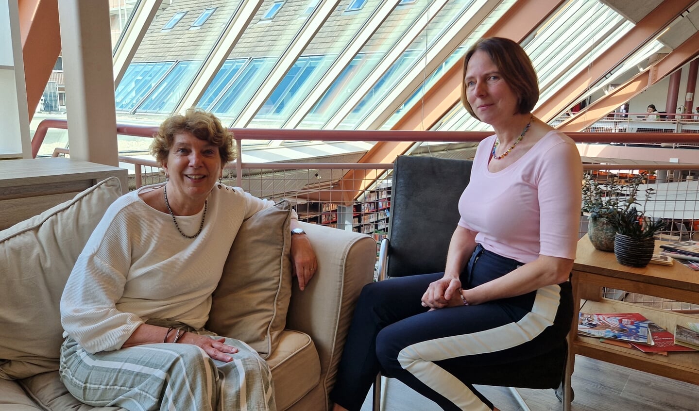 Links Jolanda en rechts Marja in Huis van Houten waar zij bijeenkomsten organiseren