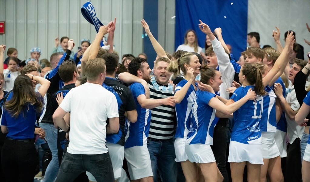 Succesvol sportjaar 2022 voor Ermelose talenten: NK-titel Westhuis, EK-titel Oosterhoff en kampioenschap voor EFC’58 en Dindoa. Foto: Feest bij Dindoa nadat de promotie is behaald.