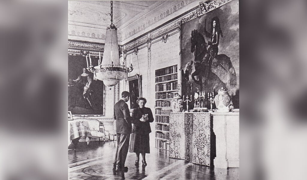 De gravin in 1951 met baron van Nagell in de balzaal van kasteel Beverweerd, in de parketvloer het wapen van Beverweerd, aan het plafond de kroonluchter bestaande uit 2300 stukjes geslepen glas