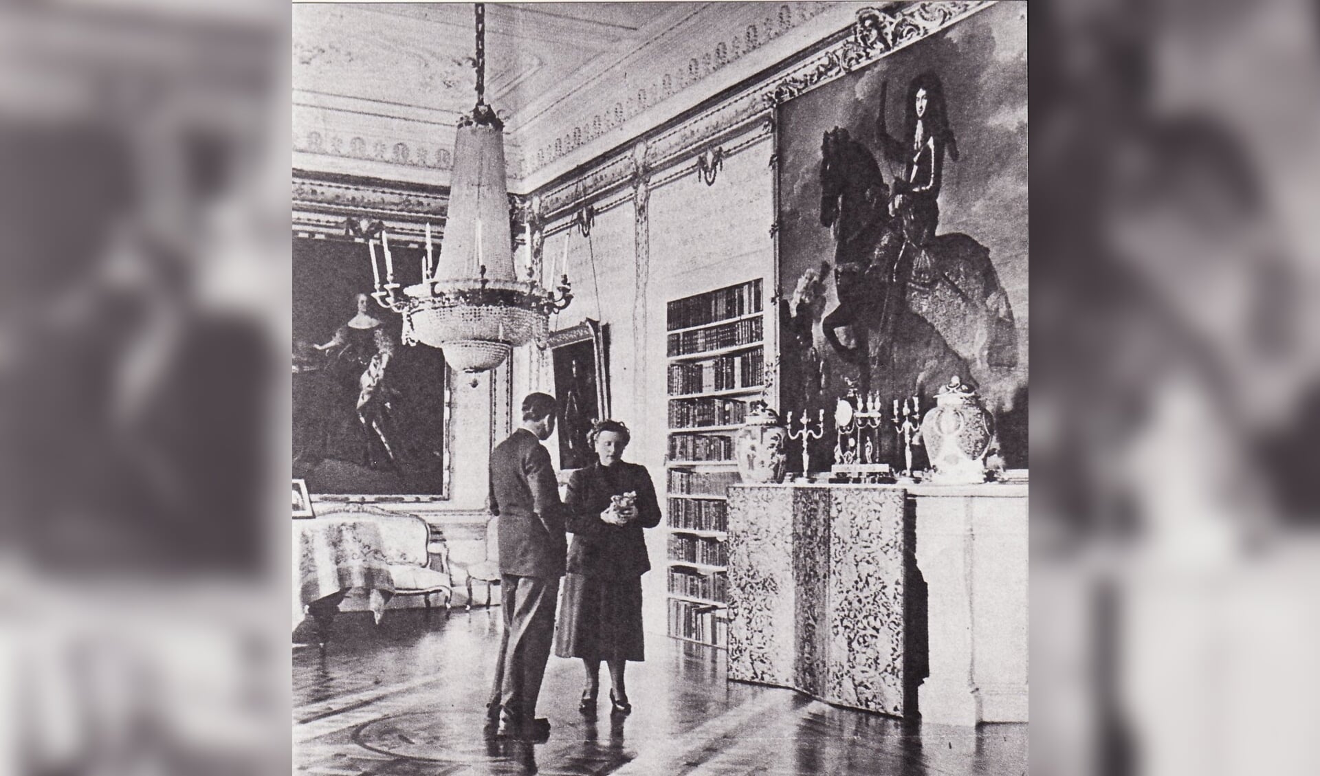 De gravin in 1951 met baron van Nagell in de balzaal van kasteel Beverweerd, in de parketvloer het wapen van Beverweerd, aan het plafond de kroonluchter bestaande uit 2300 stukjes geslepen glas