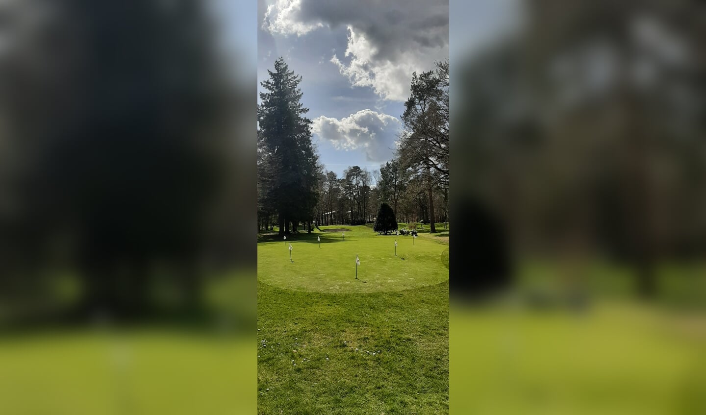 Zicht op puttinggreen én hole 1