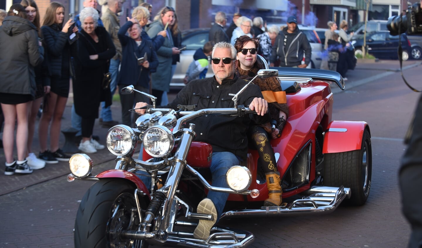 Puk reed een zegetocht door IJmuiden op een rode trike, begeleid door honderden bikers. 