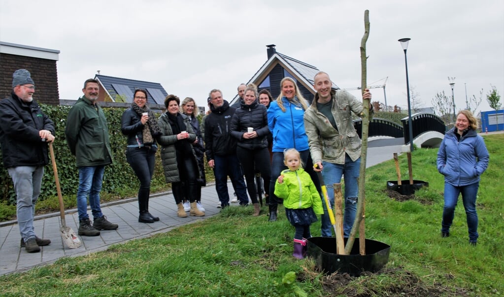 Onder toezicht van bewoners, wijkmanager Janneke Penterman en anderen mocht initiatiefnemer Steven Brink samen met zijn dochter Jule de eerste wilgenstaak in de grond steken.