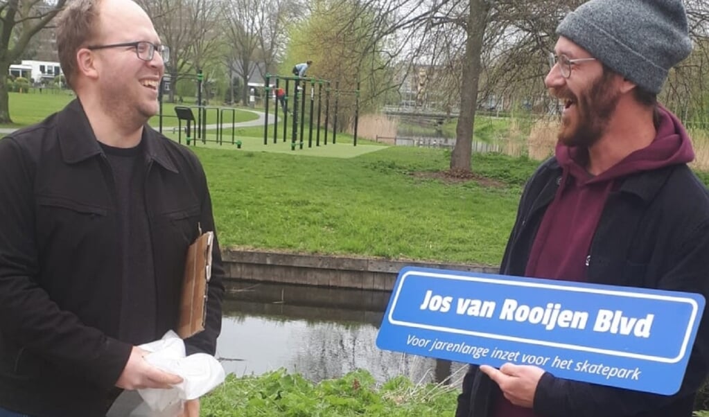 Sietse van der Bij (links) en Jos van Rooijen met het straatnaambordje.