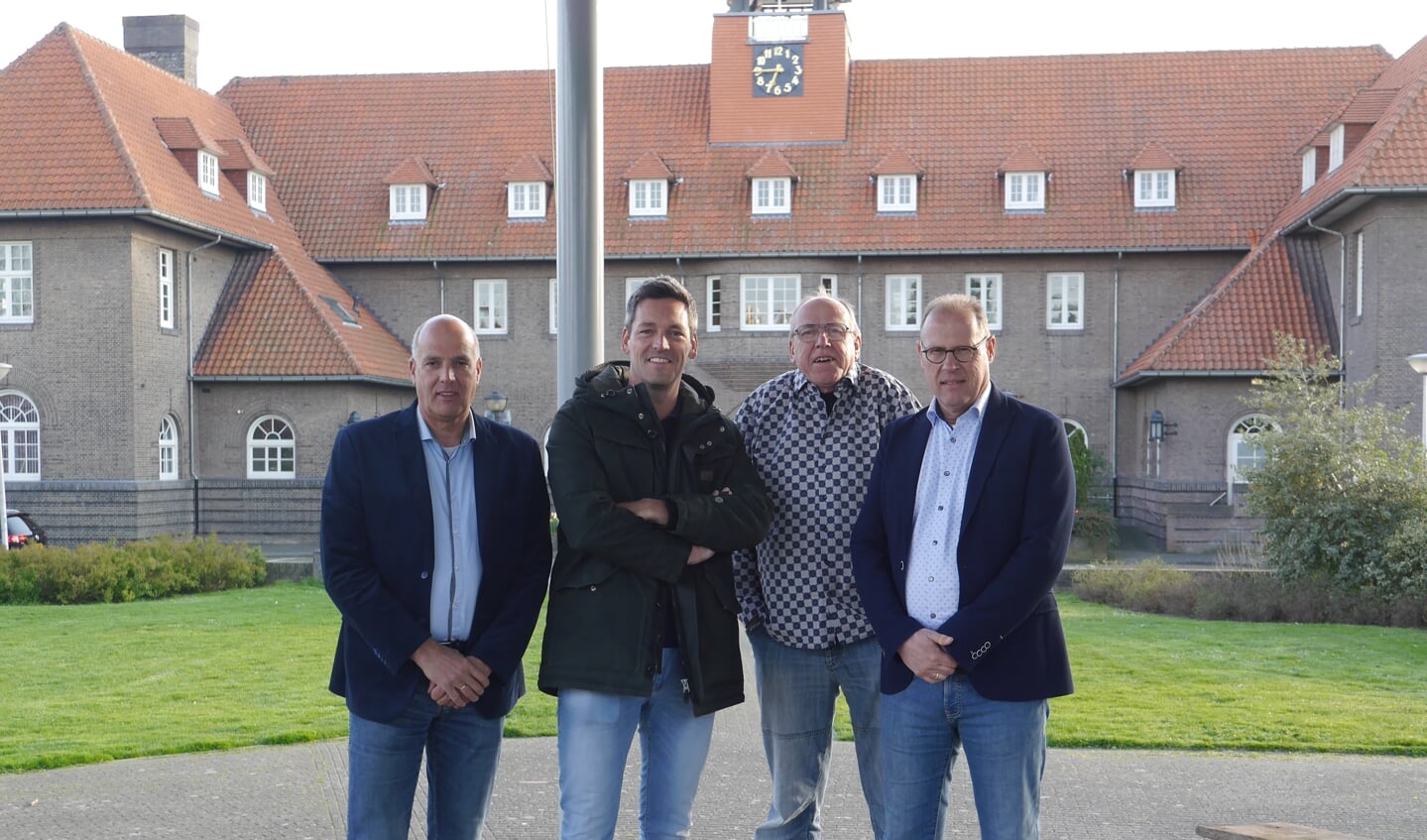 Voorzitter Henk Lammers, secretaris Dennis Speksnijder, bestuurslid Jan Brijder en penningmeester Bert Verschoor van de OranjeVereniging Sliedrecht.