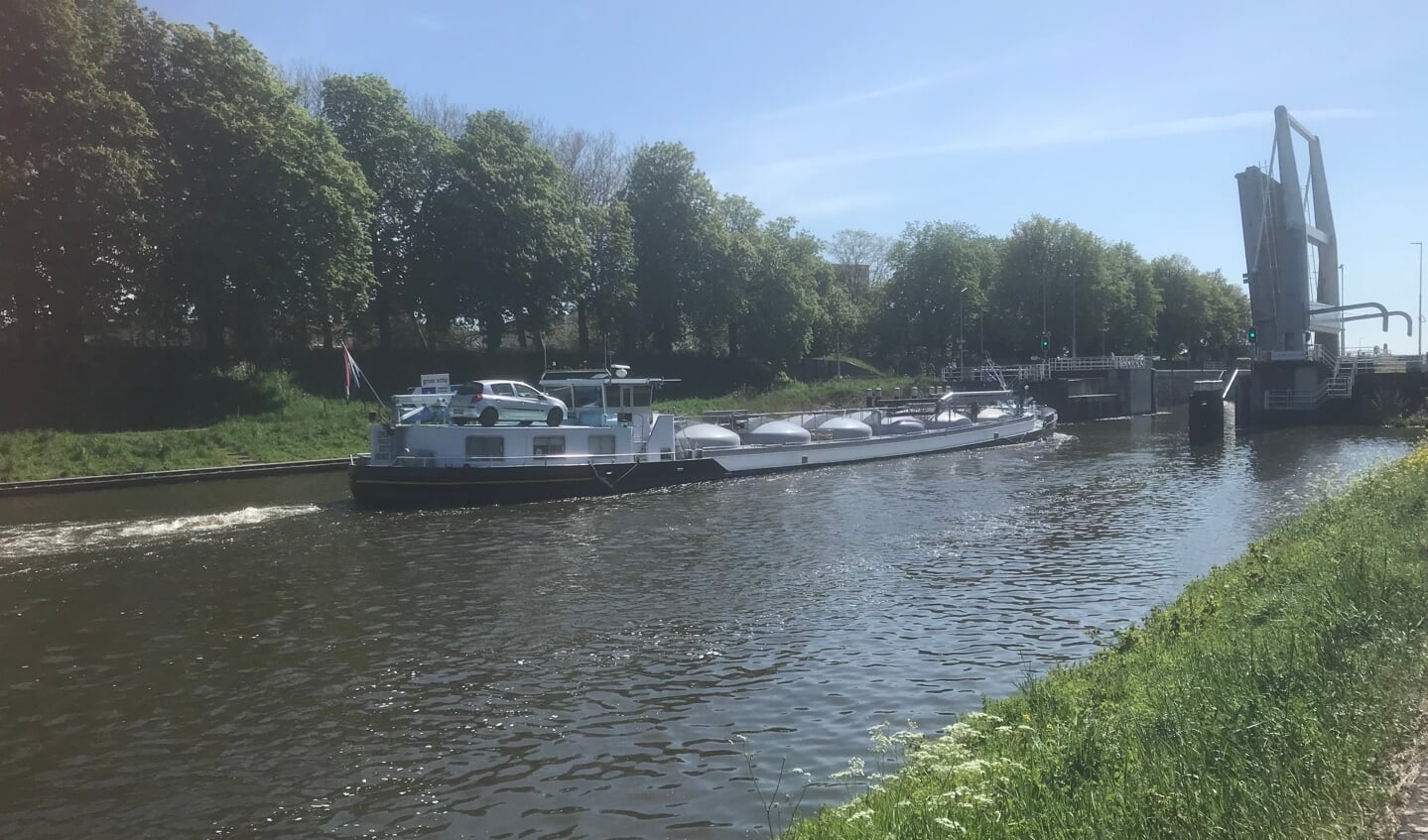 Ook scheepvaartverkeer is gestremd tijdens de afsluiting van de Lange Brug