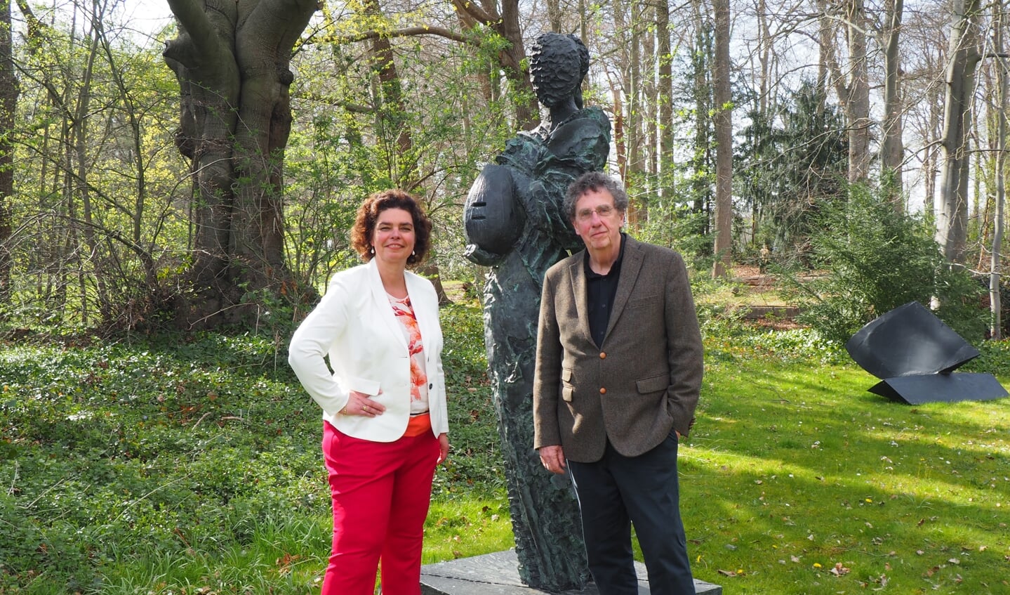 Directeur Anita Bos en Prof. Dr. Jan Teeuwisse bij het beeld ‘Judith’: een brons van Nicolas Alquin.