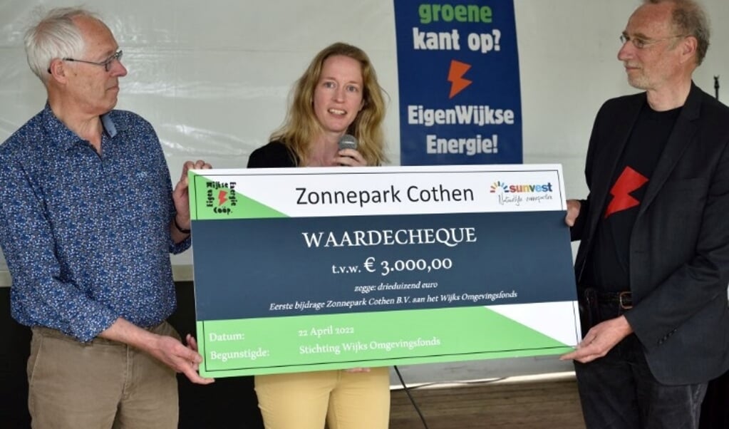 Overhandiging van de eerste cheque aan voorzitter Susanna Butterman en penningmeester Henny Olthof van het Wijks Omgevingsfonds