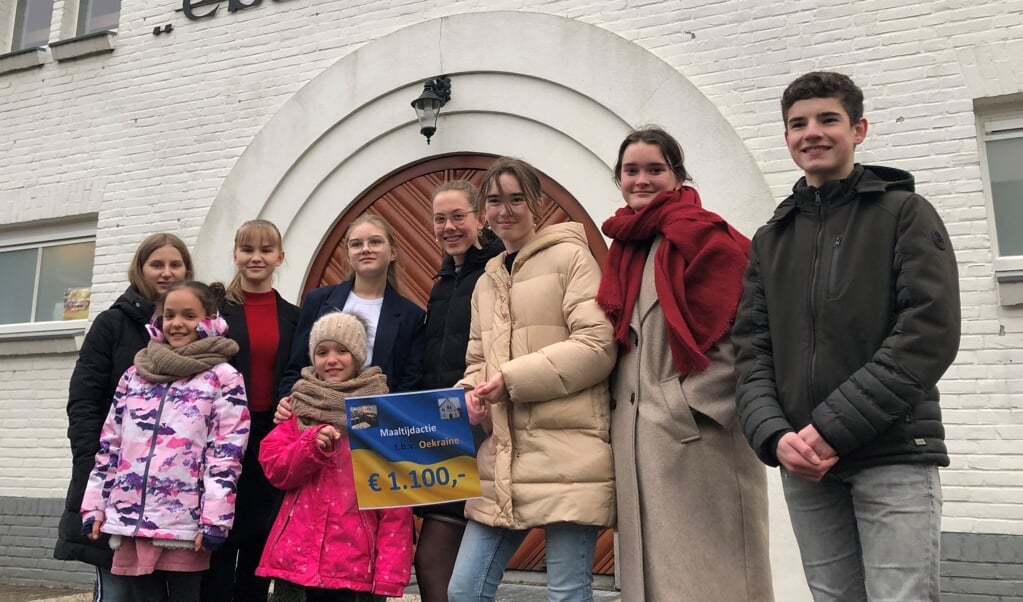 Officiële overhandiging van de cheque aan een aantal Oekraïense kinderen en tieners door clubleden van Jeugdclub Daniël.