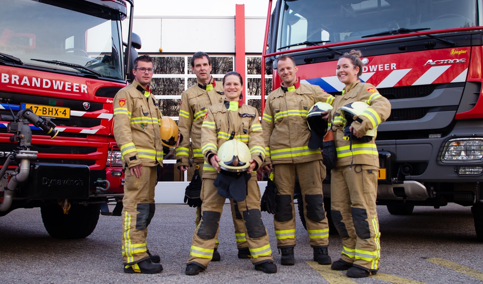 Een team van de vrijwillige brandweer in Ermelo; rechts Eveline de With.